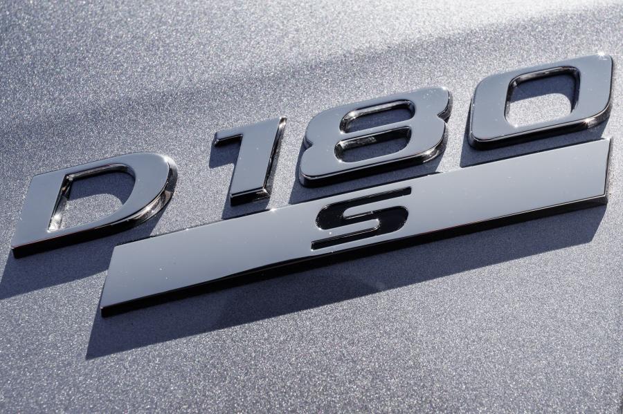 Логотип Jaguar XE D180 S 2019 года  (WW) (фото 8 из 18)